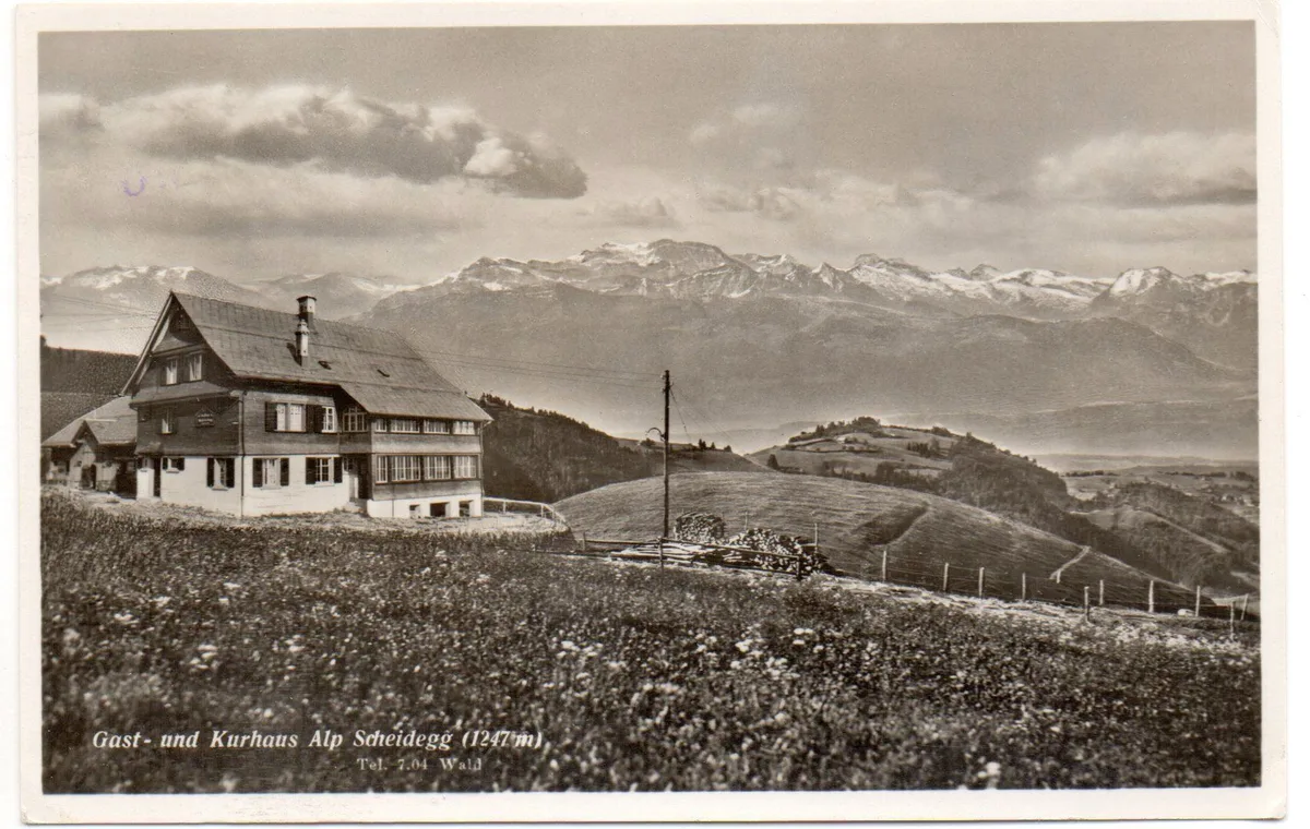 Diese Postkarte stammt von etwa 1930, einige Jahre, nachdem die Alp Scheidegg wieder aufgebaut worden ist. Postkarte zeigt Alp Scheidegg oberhalb Wald.